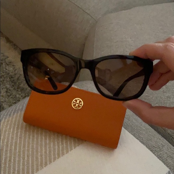 Tory burch sunglasses with case - Picture 2 of 9